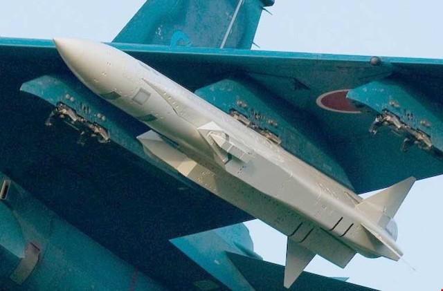 
Đạn tên lửa XASM-3 treo trên cánh một chiếc F-2.
