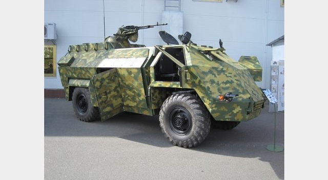 
Được biết, nguyên mẫu xe bọc thép này mới chỉ được Zhytomyr giới thiệu tại triển lãm an ninh quốc phòng 2015 do Ukraine tổ chức, nó được đặt tên là Ovod và được đặt trên khung gầm xe tải GAZ-66 4x4 - một mẫu xe tải hạng nhẹ phục vụ cho hoạt động quân sự được phát triển từ thời Liên Xô.

Module giáp của “Ovod” có thể được tích hợp với GAZ-66 chỉ trong khoảng thời gian khá ngắn, thậm chí là vài giờ.
