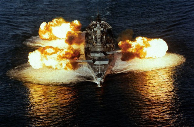 
USS Iowa được bố trí 3 tháp pháo khổng lồ, mỗi tháp pháo lắp 3 khẩu 406mm.
