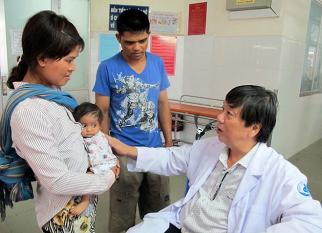 Bé Ngọc Thúy đang được điều trị tại Bệnh viện Nhi Đồng 1 (TP.HCM).