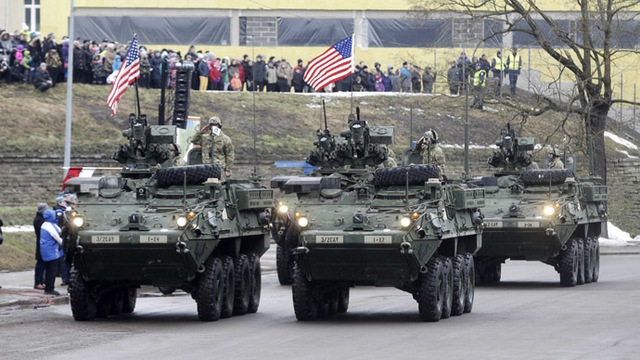 U.S. soldiers attend military parade celebrating Estonias Independence Day near border crossing with Russia in Narva February 24, 2015. (Reuters/Ints Kalnins)