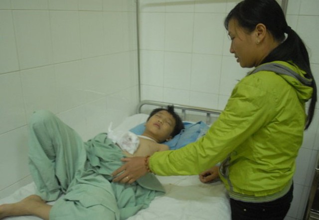 Em Hoàng Minh Nhật tại Bệnh viện Đa khoa Lâm Đồng.