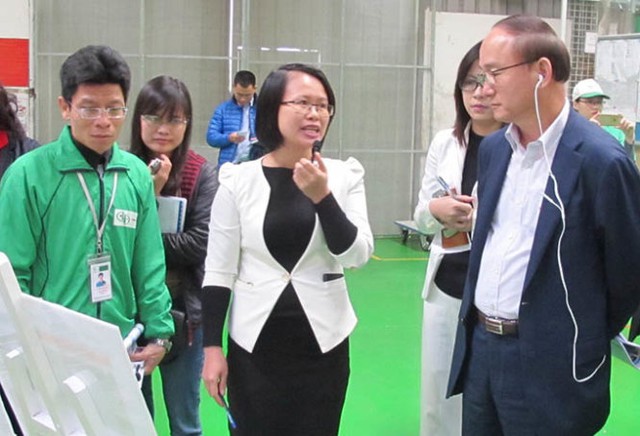 
Tổng giám đốc Tổ hợp Samsung - ông Han Myong-sup (phải) làm việc tạp công ty nhựa An Phú Việt - Ảnh: C.V.Kình

