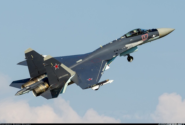 
Máy bay chiến đấu Su-35
