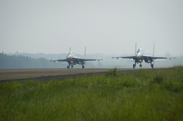 
Hai máy bay Su-30MK2 xuất kích thực hành bài tập bay đôi - Ảnh: Thuận Thắng
