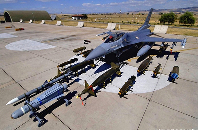 
Dù sở hữu lực lượng Không quân rất mạnh nhưng trong vài năm trở lại đây, Thổ Nhĩ Kỳ vẫn tiếp tục mạnh tay đầu tư cho Không quân.

Cụ thể, vào tháng 4/2011, Bộ Quốc phòng Thổ Nhĩ Kỳ đã thông qua hợp đồng mua 109 máy bay trực thăng T-70 Blackhawk của Mỹ với tổng trị giá khoảng 3,5 tỷ USD. Trong ảnh: Tiêm kích F-16.
