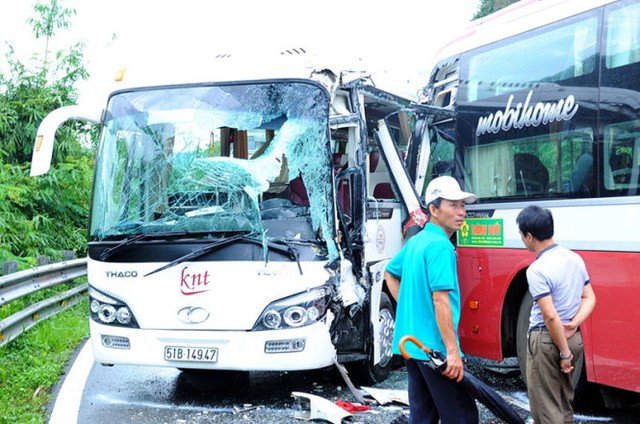 Cú va chạm mạnh khiến toàn bộ cửa kính của hai xe nát vụn - Ảnh: Lâm Thiên