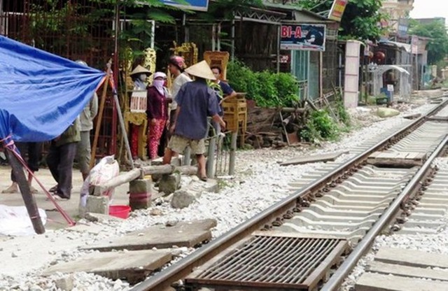 Hiện trường nơi 2 người đàn ông bị tàu hỏa tông chết.