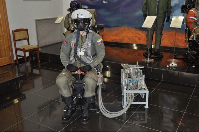 Trong tất cả các máy bay đang có trong trang bị của Nga, oxy được cấp từ bình, sớm muộn sẽ hết. Trên máy bay T-50, một hệ thống chuyên dụng do xí nghiệp khoa học sản xuất NPP Zvezda nghiên cứu chế tạo lọc oxy ra từ không khí.