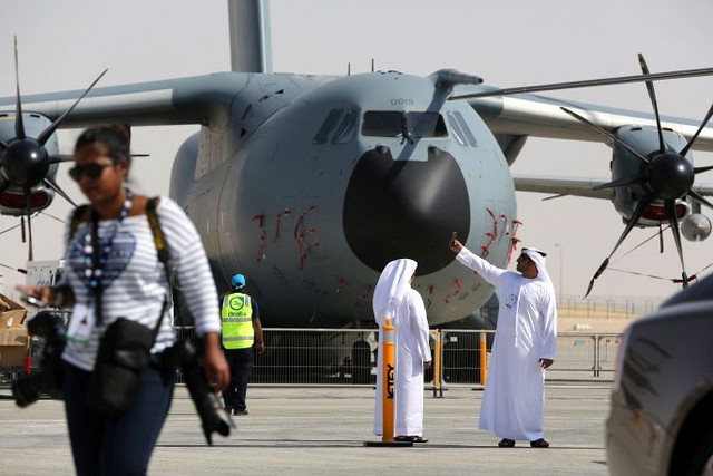 
Máy bay vận tải quân sự phản lực cánh quạt Airbus A400M.
