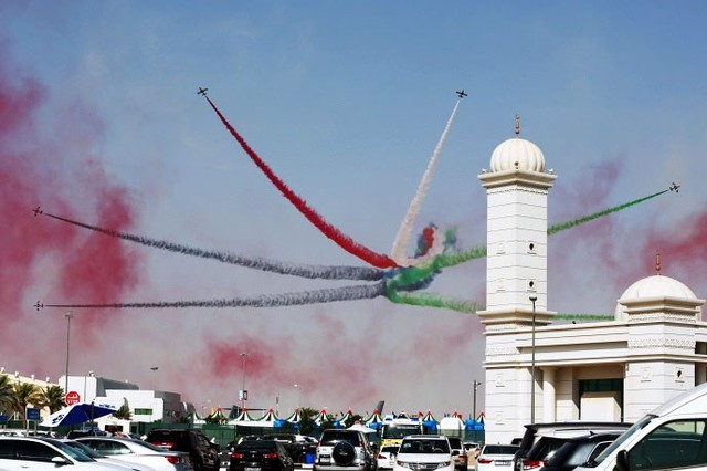 
Đội nhào lộn trên không Al Fursan của lực lượng không quân UAE bay biểu diễn tại Dubai Airshow 2015.
