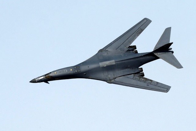 
B-1 Lancer, máy bay ném bom chiến lược hạng nặng cánh cụp cánh xòe.
