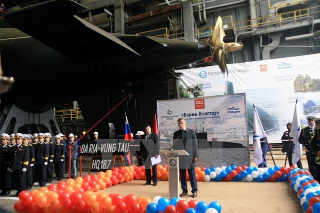 
Tổng giám đốc Nhà máy Admiralty Verfi, Aleksandler Buzakov phát biểu tại lễ hạ thủy tàu ngầm HQ-187 Bà Rịa-Vũng Tàu. (Ảnh: Duy Trinh/TTXVN)
