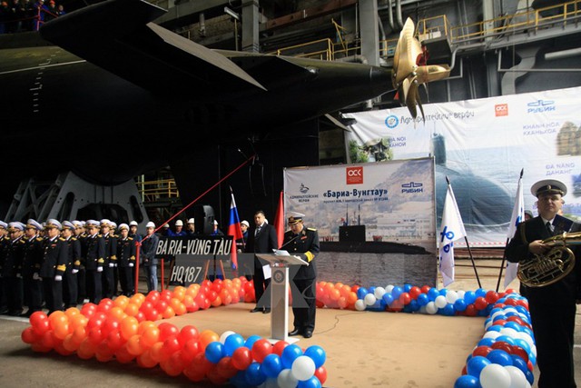 
Chuẩn đô đốc Phạm Hoài Nam, Tư lệnh Quân chủng Hải quân Việt Nam phát biểu tại lễ hạ thủy tàu ngầm HQ-187 Bà Rịa-Vũng Tàu. (Ảnh: Duy Trinh/TTXVN)
