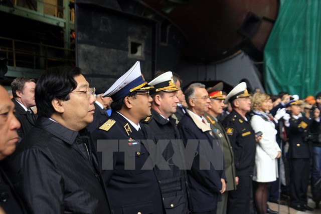 
Đại sứ Việt Nam tại Liên bang Nga Nguyễn Thanh Sơn (ngoài cùng bên trái) và các đại biểu Việt Nam tham dự lễ hạ thủy tàu ngầm HQ-187 Bà Rịa-Vũng Tàu. (Ảnh: Duy Trinh/TTXVN)
