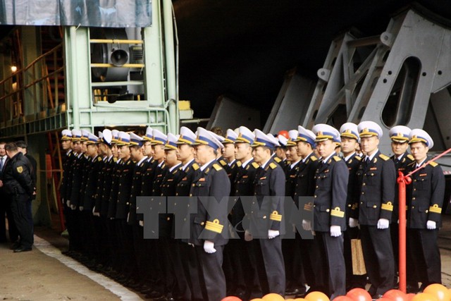 
Các sỹ quan, thủy thủ đoàn tàu ngầm HQ-187 Bà Rịa-Vũng Tàu tại lễ hạ thủy. (Ảnh: Duy Trinh/TTXVN)
