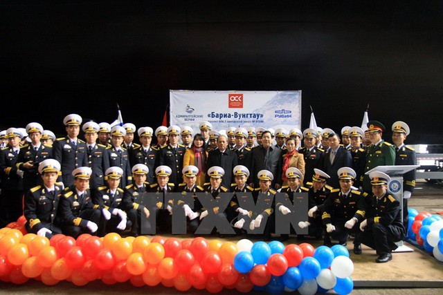 
Các đại biểu Việt Nam chụp ảnh chung với sỹ quan, thủy thủ đoàn tàu ngầm HQ-187 Bà Rịa-Vũng Tàu tại lễ hạ thủy. (Ảnh: Duy Trinh/TTXVN)
