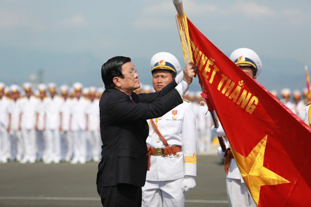 Chủ tịch nước Trương Tấn Sang trao danh hiệu  Anh hùng lực lượng vũ trang nhân dân cho Quân chủng Hải quân VN. Ảnh: Tuổi Trẻ