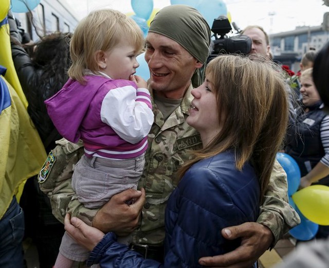 
Một binh sĩ Ukraine trở về với vợ và con của mình từ miền Đông.
