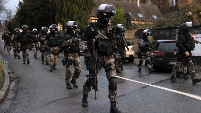 Lực lượng an ninh được triển khai khắp nơi - Ảnh: CNN