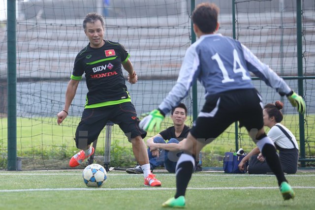 Ông Takashi trong tình huống “xỏ háng” thủ môn Trần Thị Kim Thanh của Thành phố Hồ Chí Minh. (Ảnh: Minh Chiến/Vietnam+)
