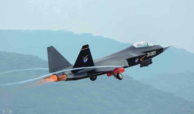 
... và J-31 của Trung Quốc
