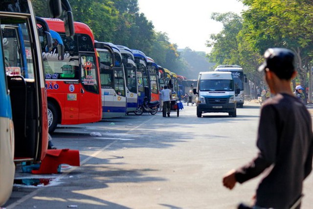 Càng về trưa, xe đò tiếp tục đổ về tuyến đường này càng đông.