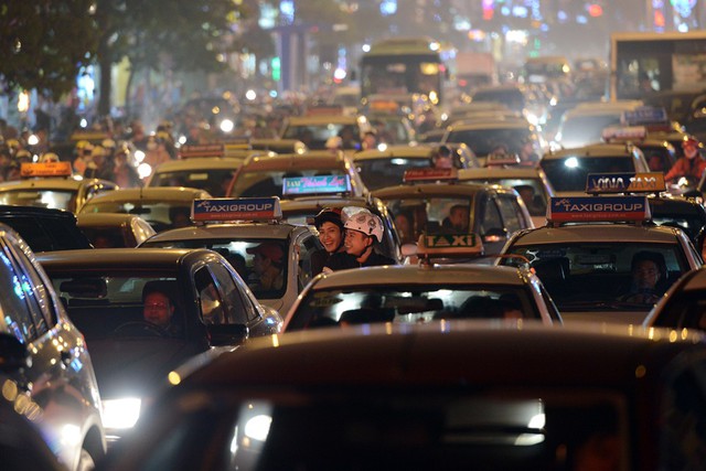 
Nhiều tuyến đường lâm vào cảnh ùn tắc giao thông ngay từ chiều tối. Ảnh chụp tại phố Xã Đàn (quận Đống Đa). Taxi hoạt động nhiều hơn bình thường do lượng người đổ ra đường đón Giáng sinh đông (Nguồn: Zing.vn)
