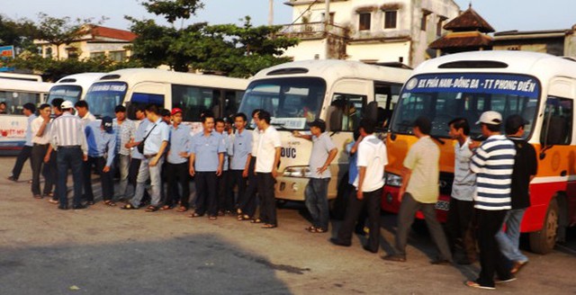 Hàng chục lái xe và phụ lái xe buýt đã đình công khiến hoạt động của các tuyến xe buýt của tỉnh Thừa Thiên - Huế bị tê liệt trong nhiều giờ.