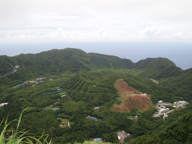 Aogashima còn được xem là một ngôi làng nhỏ nhất ở Nhật Bản. Tính đến năm 2009, dân số trên đảo là 205 người. Hòn đảo ngoài ra còn có một trường tiểu học với khoảng 25 em học sinh. 