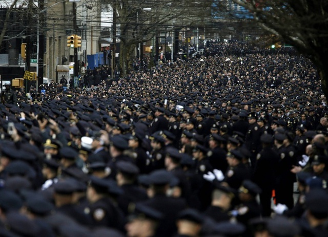 Hàng nghìn cảnh sát tập trung trên đường phố gần lễ tang của đồng nghiệp Wenjian Liu ở New York, Mỹ. Cảnh sát Liu và một đồng nghiệp khác bị bắn chết khi tuần tra trên phố Brooklyn.