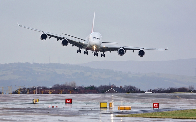 Chiếc máy bay A380 của hãng hàng không Emirates chao đảo vì gió lớn khi hạ cánh xuống sân bay Manchester, Anh.