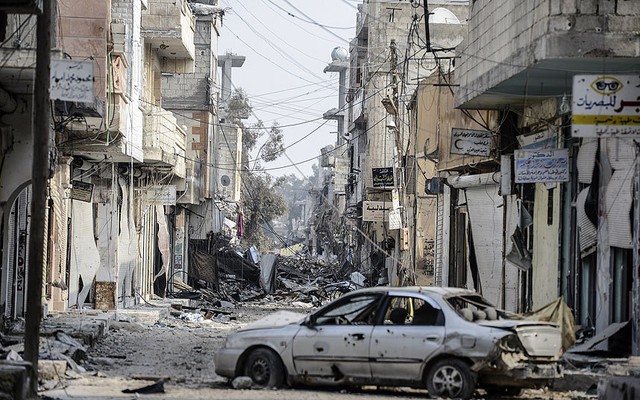 Đường phố trở nên hoang tàn sau các cuộc giao tranh ác liệt tại thị trấn Kobane, Syria.