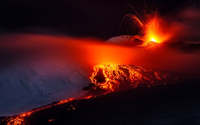 Núi lửa Etna phun trào dung nham nóng trên đảo Sicily, Italia.