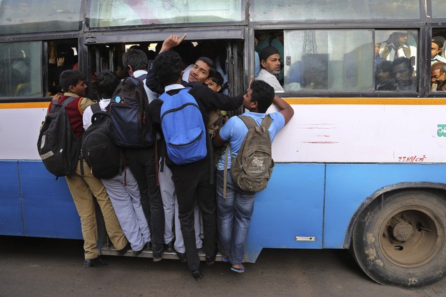 Sinh viên di chuyển trên một chiếc xe bus quá tải trong giờ cao điểm buổi sáng ở Bangalore, Ấn Độ.
