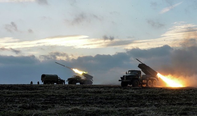Quân nhân Ukraine phóng tên lửa Grad về phía phe ly khai thân Nga ở ngoại ô thị trấn Debaltseve, miền đông Ukraine.