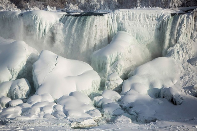 Một phần thác Niagara bị đóng băng do nhiệt độ giảm xuống dưới 0 độ C ở Ontario, Mỹ.