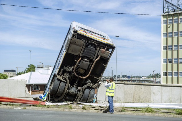Hiện trường vụ tai nạn ở Nam Phi khi một chiếc xe buýt đâm xuyên qua thành cây cầu Queen Elizabeth ở Johannesburg.
