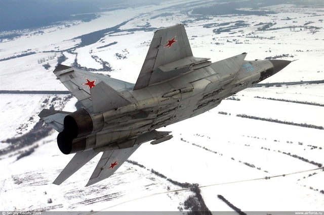 MiG-31 được thiết kế với 10 giá treo vũ khí (4 dưới bụng, 6 trên cánh) mang được các loại tên lửa không đối không tầm ngắn, tầm trung và tầm siêu xa.