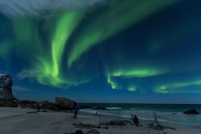 Nhiếp ảnh gia Brigitte Mohn chụp được cảnh tượng Bắc cực quang tuyệt đẹp trên một bãi biển ở Myrland, Na Uy.