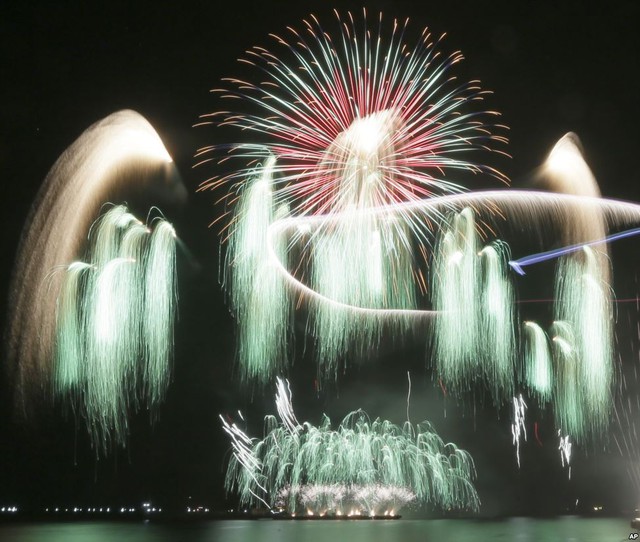 Màn bắn pháo hoa tuyệt đẹp trên vịnh Manila trong buổi bế mạc cuộc thi âm nhạc quốc tế Pyro được tổ chức tại thành phố Pasay, Philippines.