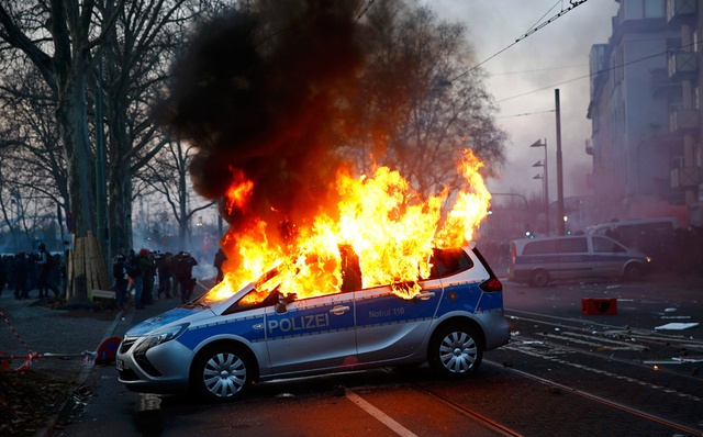 Người biểu tình phản đối chủ nghĩa tư bản đốt xe ô tô cảnh sát bên ngoài trụ sở ngân hàng trung ương châu Âu (ECB) ở Frankfurt, Đức.