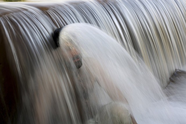 Công nhân tắm dưới một dòng suối ở ngoại ô thành phố Islamabad, Pakistan.