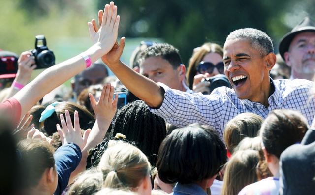 Tổng thống Mỹ Barack Obama vỗ tay ăn mừng với trẻ em tại lễ hội Egg Roll ở Nhà Trắng, Washington, Mỹ.