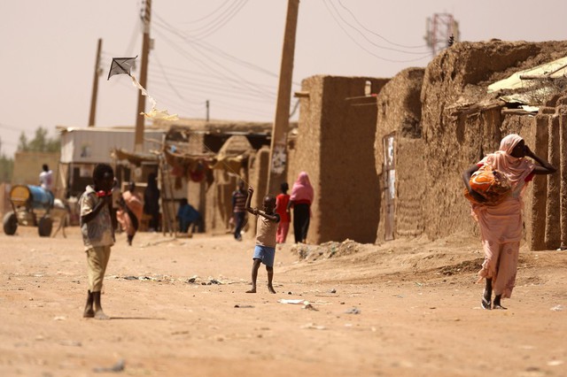 Cậu bé thả diều ở ngoại ô thành phố Khartoum, Sudan.