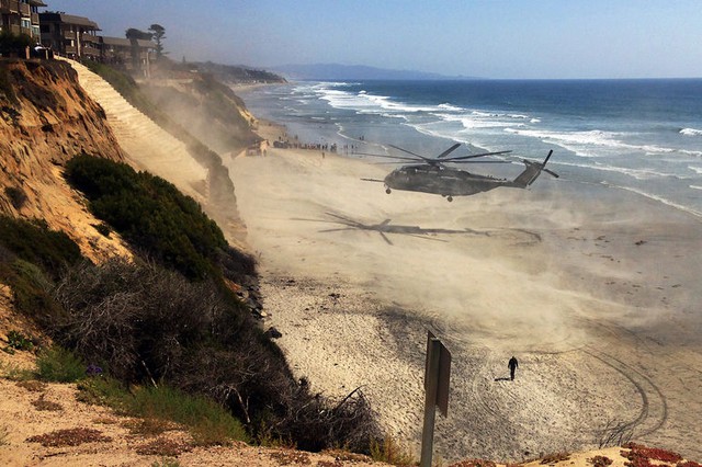 Máy bay trực thăng của Lính thủy đánh bộ Mỹ bay lên sau khi hạ cánh khẩn cấp xuống bãi biển Solana ở bang California.