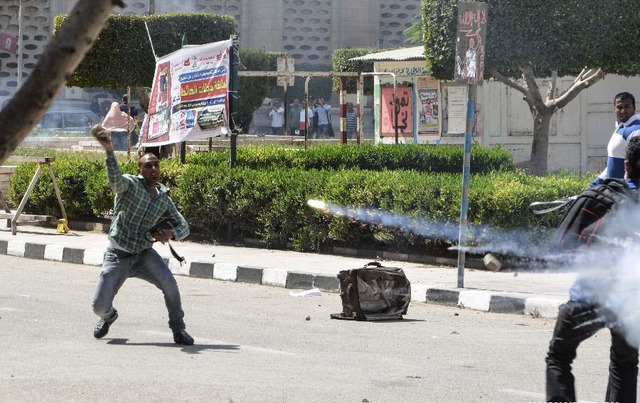 Sinh viên của trường đại học Cairo đụng độ với cảnh sát chống bạo động ở thành phố Cairo, Ai Cập.