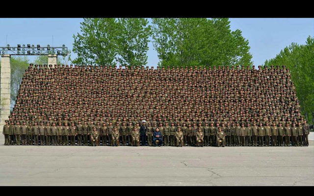 Nhà lãnh đạo Kim Jong-un chụp ảnh với một nhóm sĩ quan quân đội Triều Tiên tại thủ đô Bình Nhưỡng.