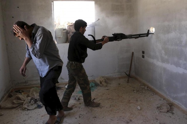 Chiến binh phiến quân xả súng về phía quân đội chính phủ tại thành phố Damascus, Syria.