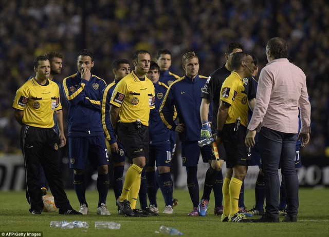 Các nhân viên, cầu thủ khác của Boca cũng ra gây sức ép với Vua áo đen